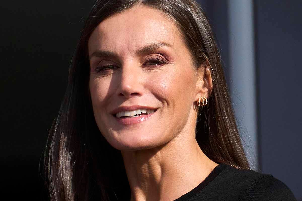 Letizia di Spagna con un buco sulla gonna: è polemica