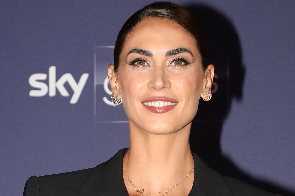 Melissa Satta audace con il tailleur pieno di paillettes