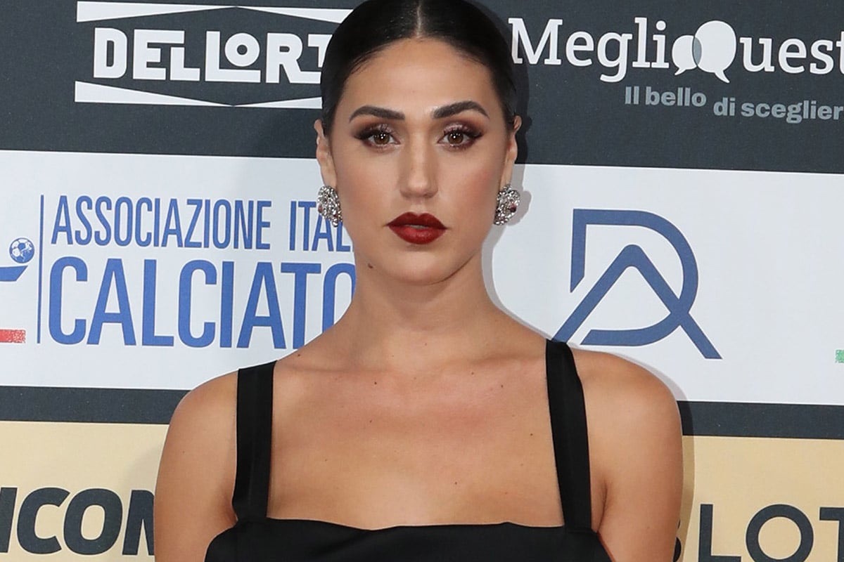 Cecilia Rodriguez sfida la neve in minigonna