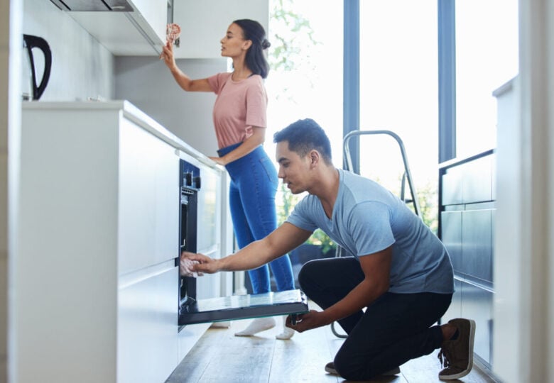 Come pulire il vetro del forno incrostato