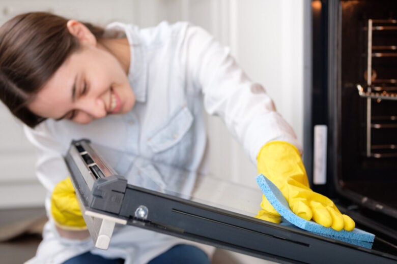 Come pulire il vetro del forno senza smontarlo