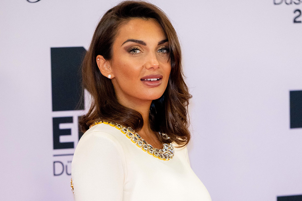 Elettra Lamborghini coperta solo di farfalle