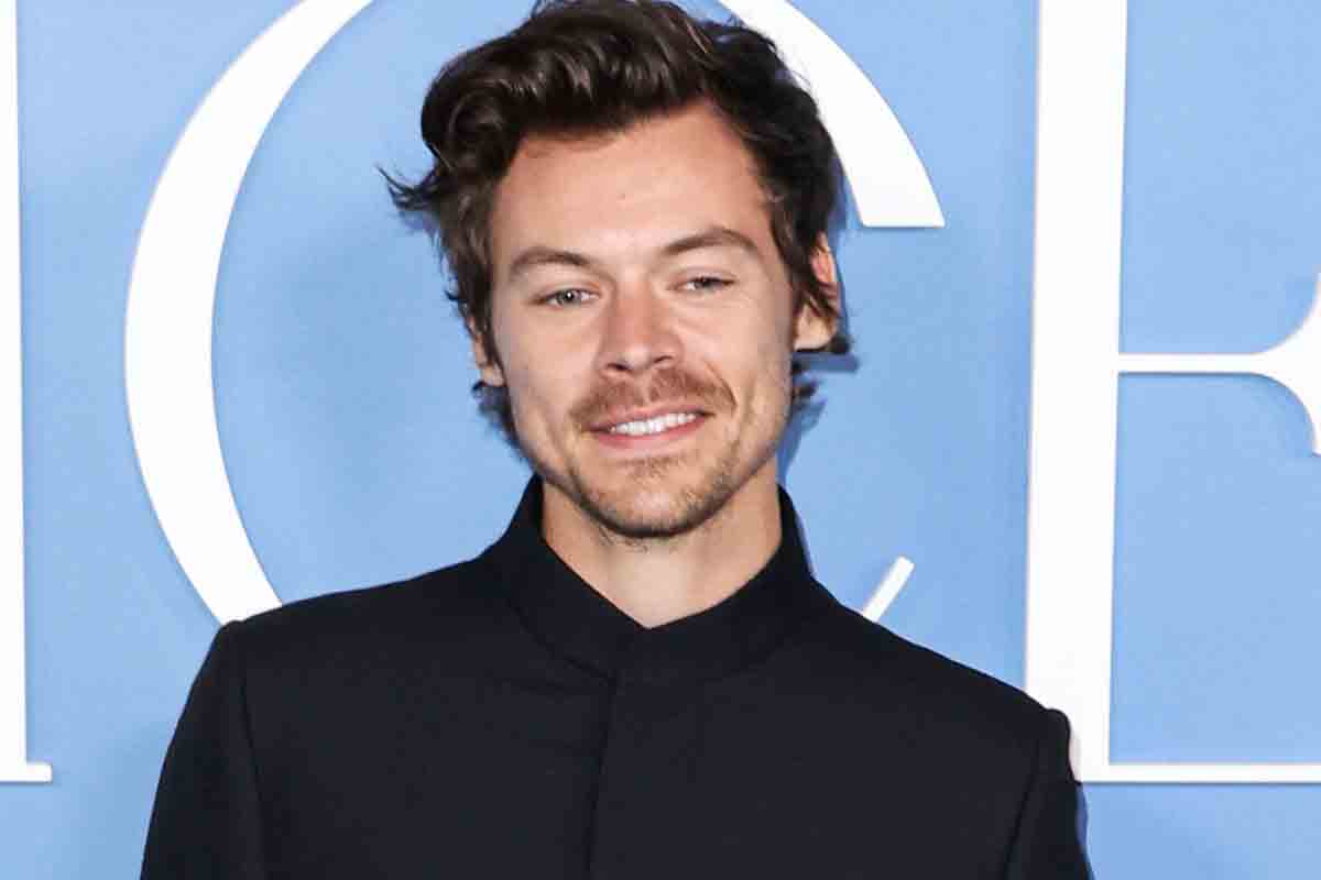 Harry Styles, i pantaloni si strappano davanti a Jennifer Aniston