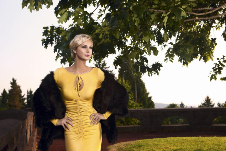 Una donna vestita in modo elegante indossa una stola