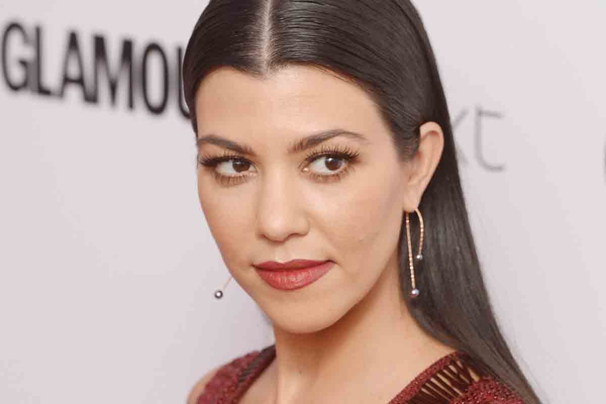 Kourtney Kardashian, il suo “naked dress” è un disastro