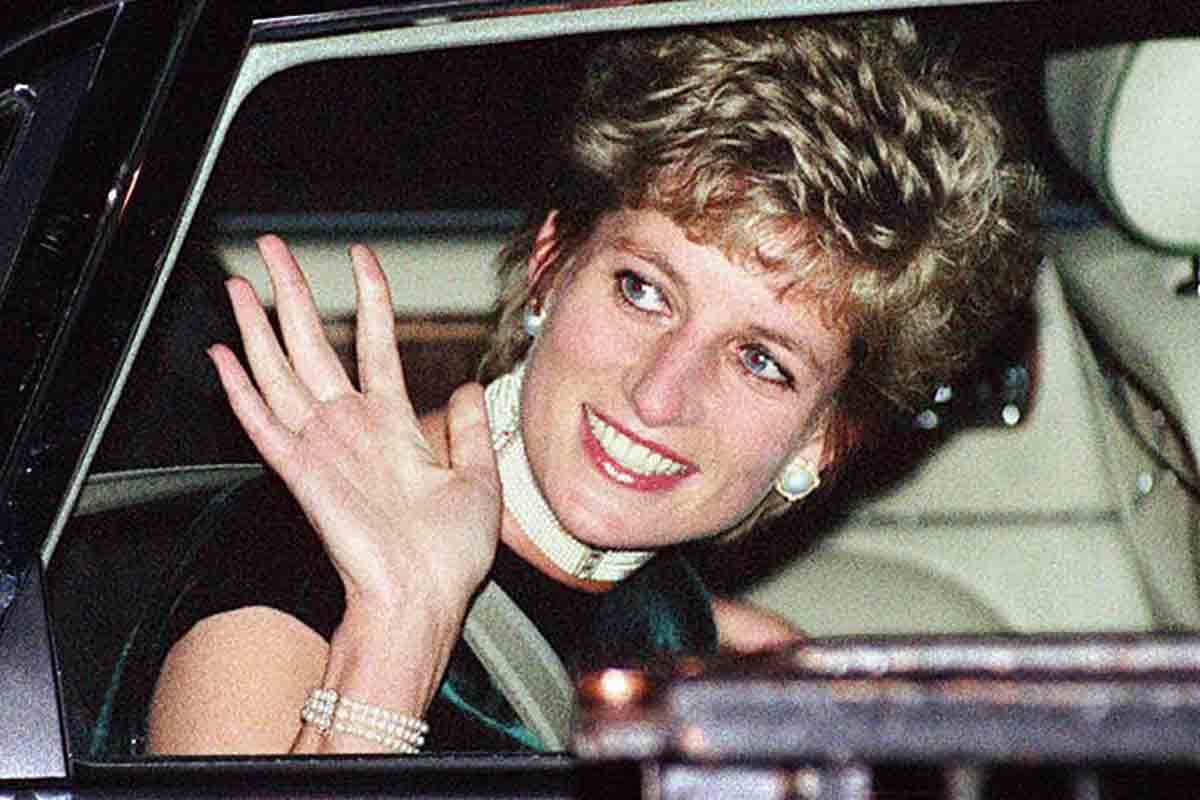 L’abito viola di Lady Diana venduto per oltre 550mila euro