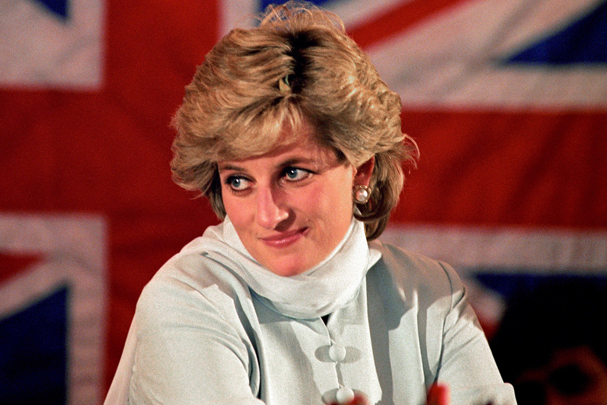 Lady Diana, all’asta il suo famoso abito viola: tutta la storia
