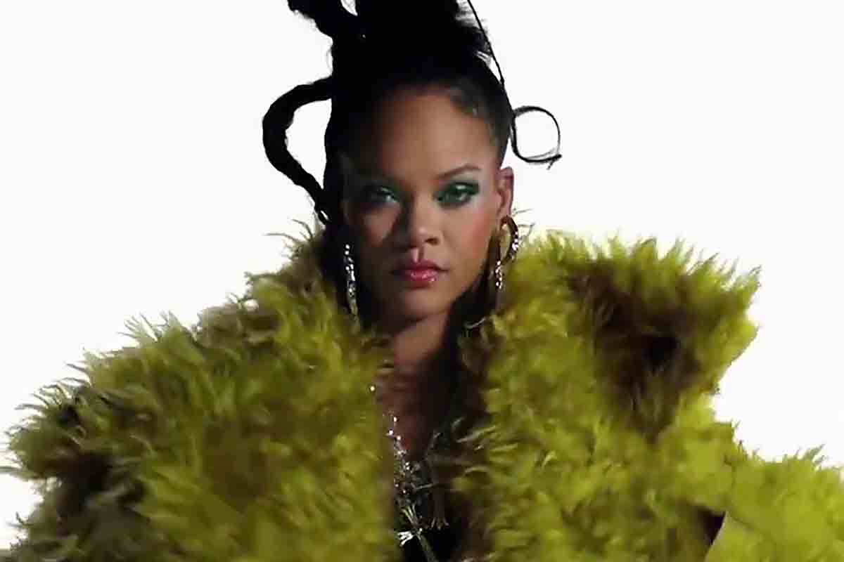 Rihanna corre verso il Super Bowl con la pelliccia fluo