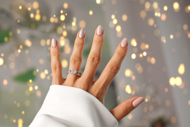 Dove si mette l'anello di fidanzamento? In quale dito di quale mano