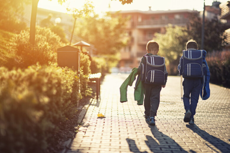 Qual è l'età giusta per mandare un bambino a scuola da solo?