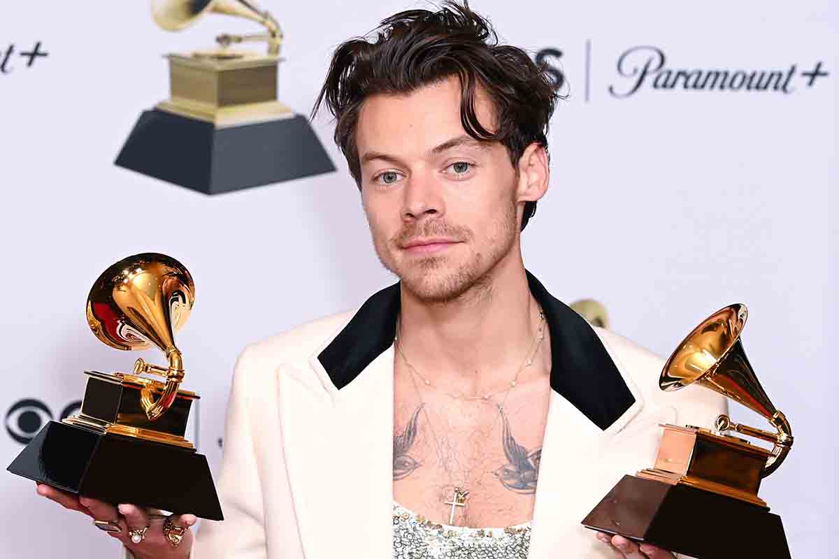 Harry Styles brilla ai Grammy, Beyoncé in ritardo: i look della serata