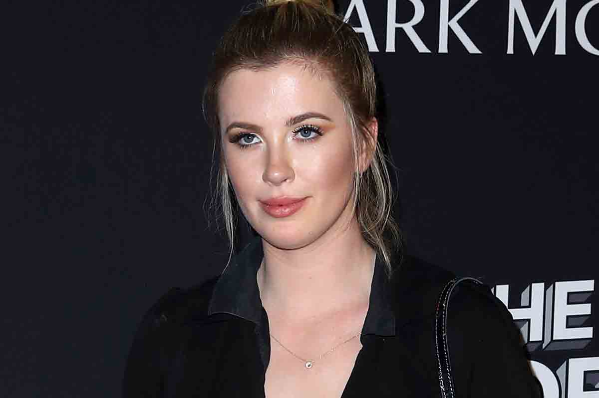 Ireland Baldwin mostra il pancione in bikini