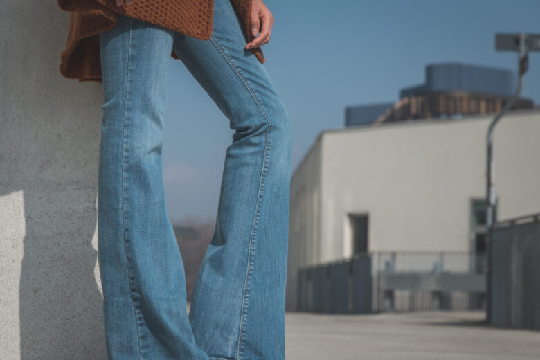 Jeans flared, a chi stanno bene e abbinamenti