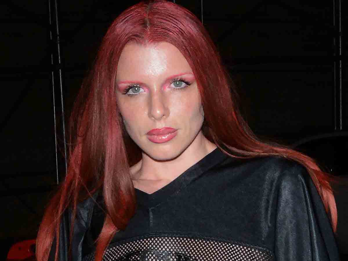 Julia Fox terrorizza New York con una borsa