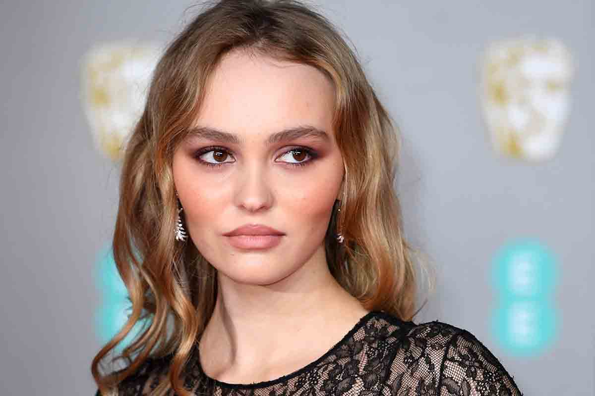 Lily-Rose Depp imita Kate Moss con l’abito trasparente
