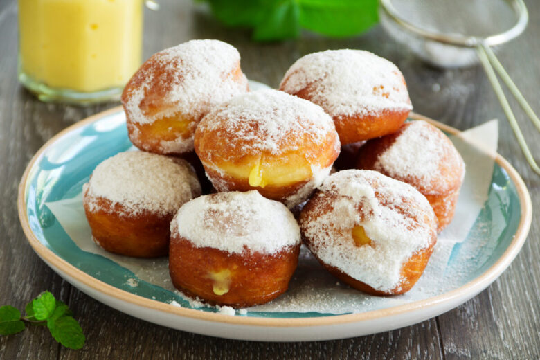 Mini bombolone ripieno con crema pasticcera al disaronno