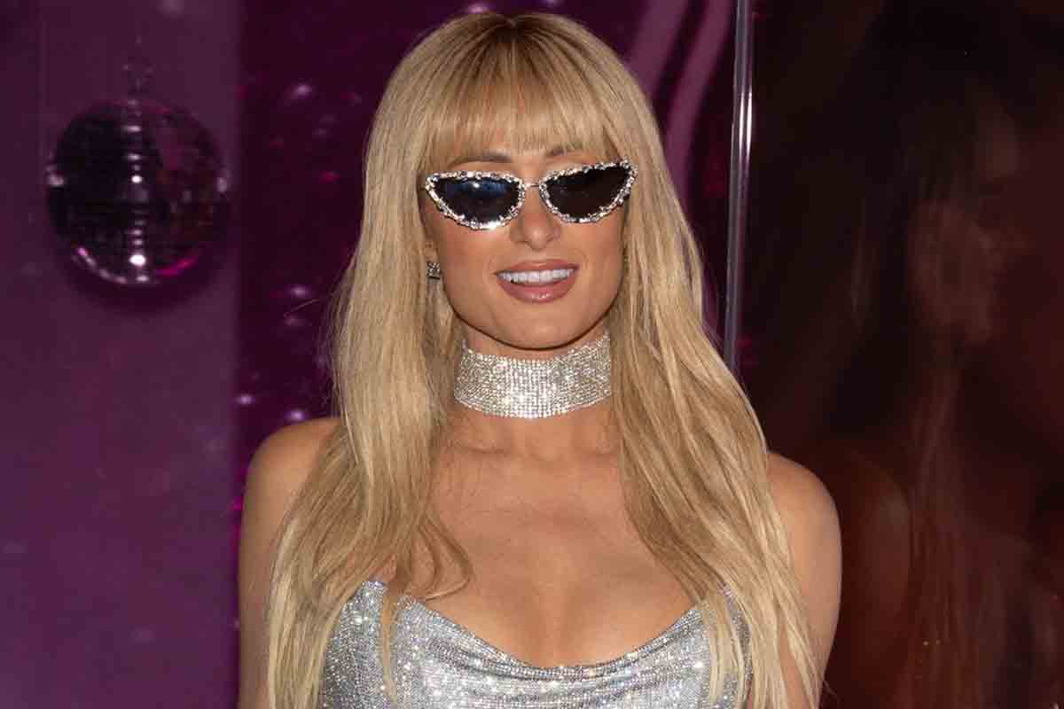 Paris Hilton celebra la moda Y2K