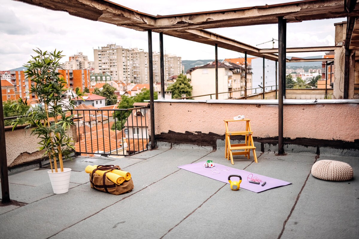 Un terrazzo vuoto con degli attrezzi da lavoro
