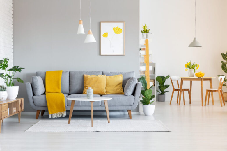 Soggiorno grigio e giallo: idee di arredo