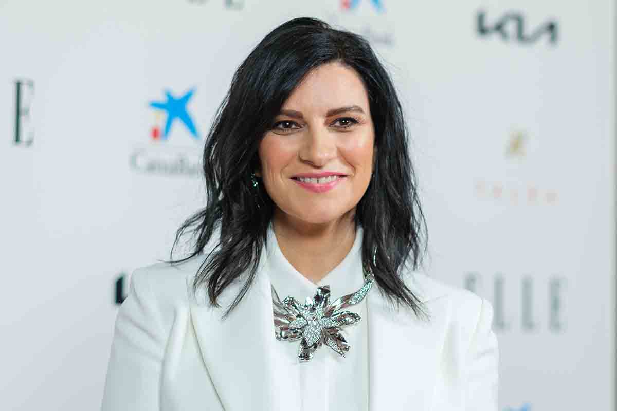 Laura Pausini sposa con la giacca da smoking e le fedi nere