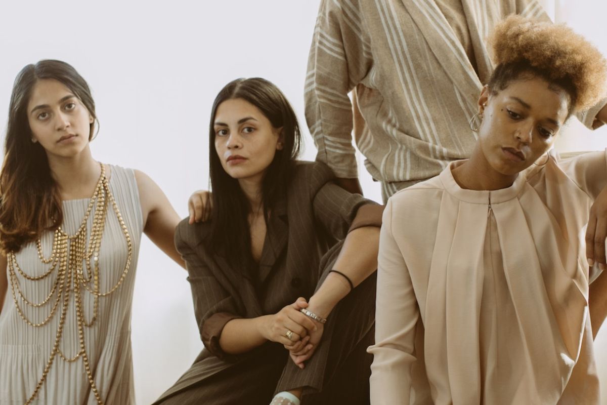Donne di mezza età sedute per uno shooting