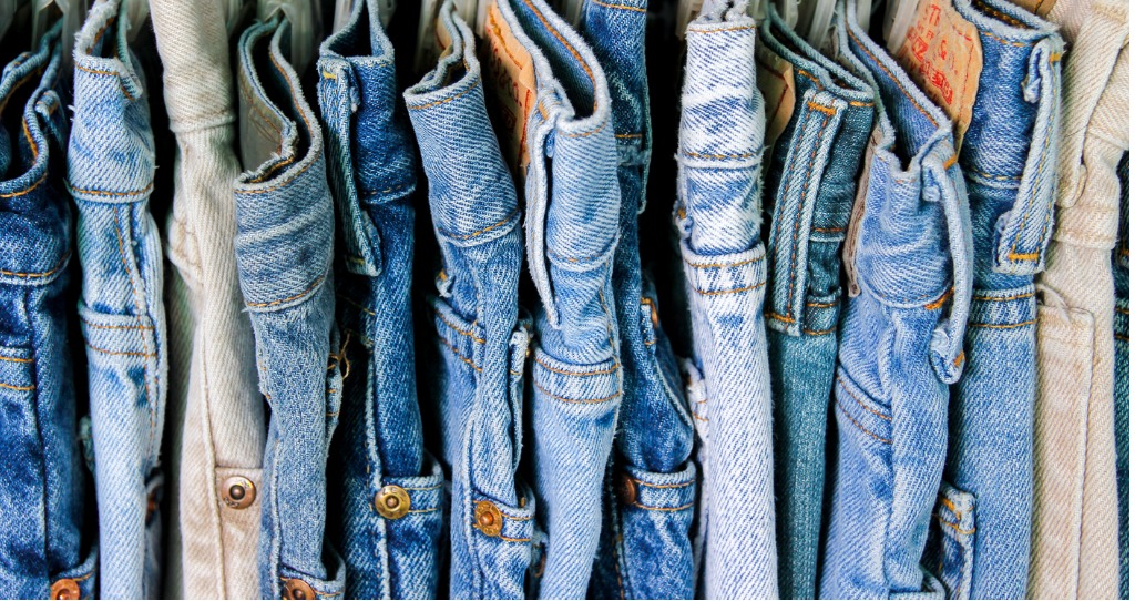 Jeans doppio colore, come abbinarlo