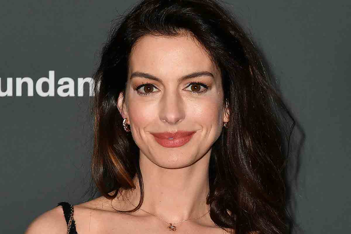 Anne Hathaway cambia look: ora è rock e sexy