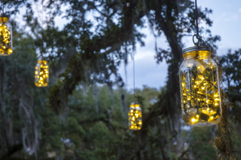 Giardino decorato con barattoli pieni di luci