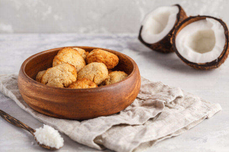 Biscotti al cocco in una ciotola di legno
