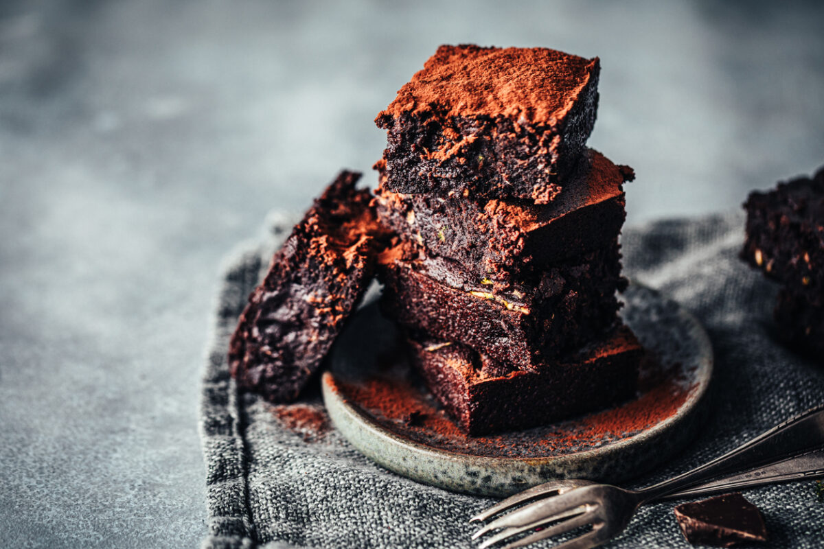 Brownies tagliati sul piatto