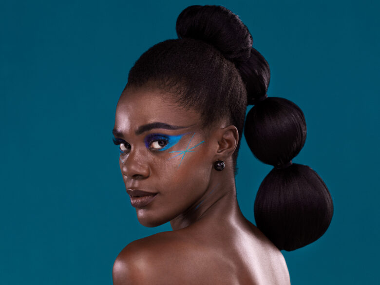 Ragazza con una bubble ponytail e trucco blu