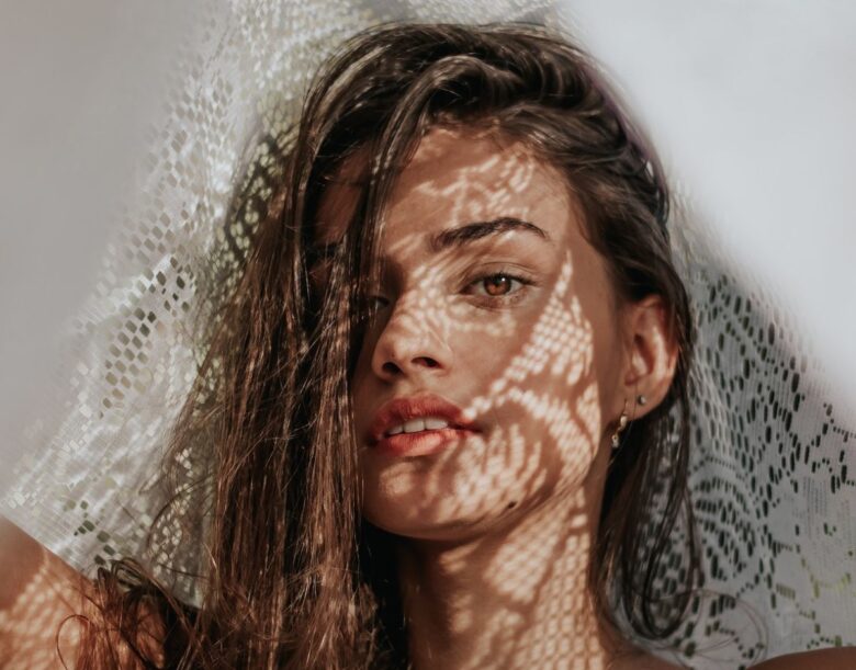 Foto di una ragazza al naturale con la luce che filtra dal lato