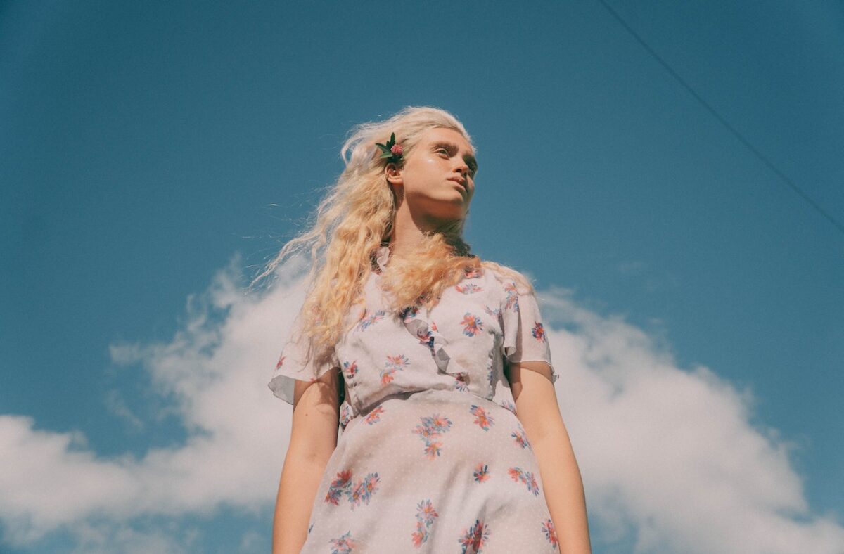 Ragazza all'aria aperta con un fiore tra i capelli