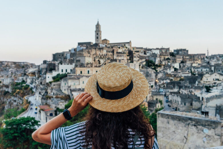 Accessori in paglia: i più belli per la primavera e l'estate