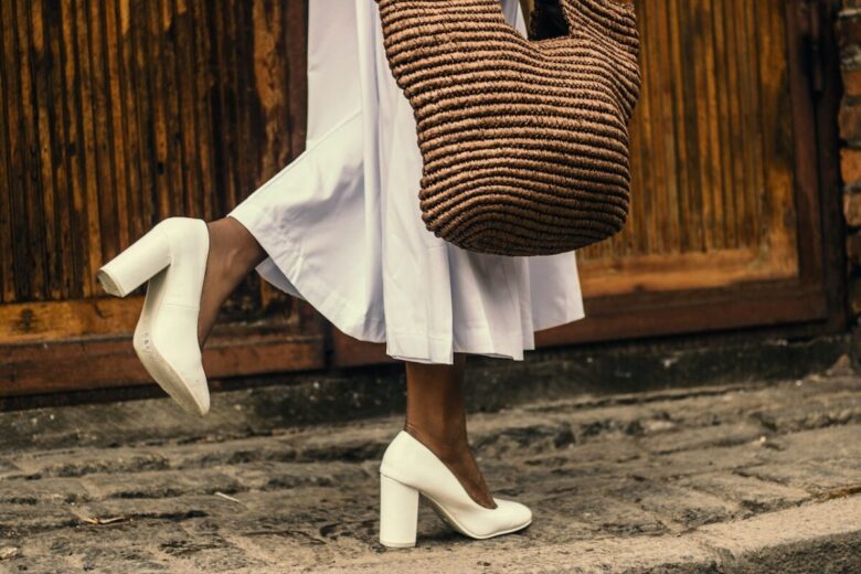 Piedi di donna che cammina in strada vestita elegante