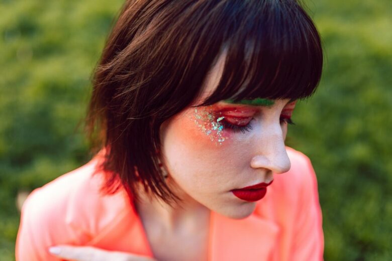 Ragazza con make up glitterato fotografata all'aperto