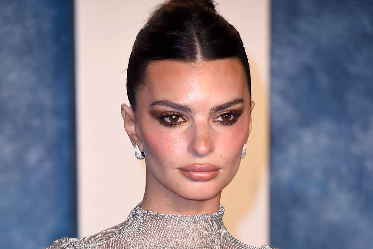 Emily Ratajkowski rilancia il newspaper dress di Carrie Bradshaw