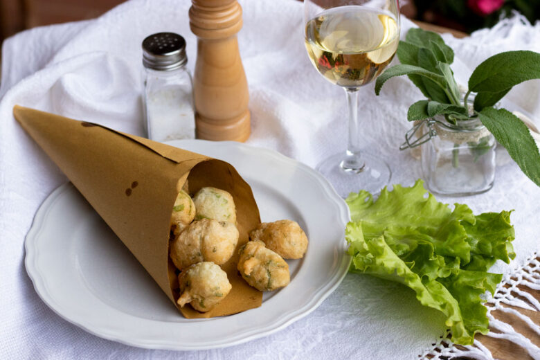 Frisceu genovesi con lattuga e salvia