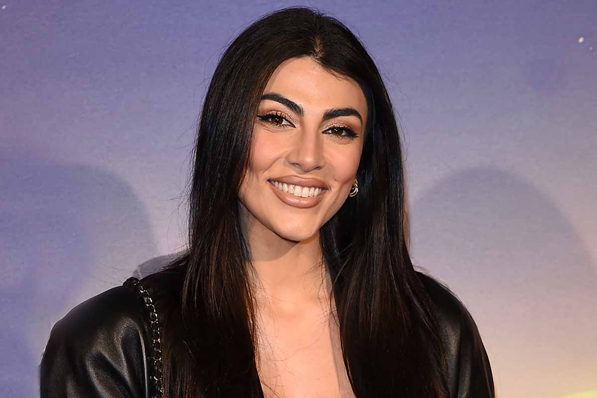 Giulia Salemi lancia i maxi cuissardes effetto denim