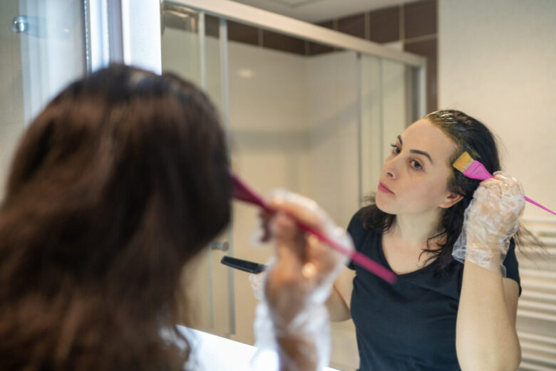 Ragazza che si fa l'henné a casa da sola