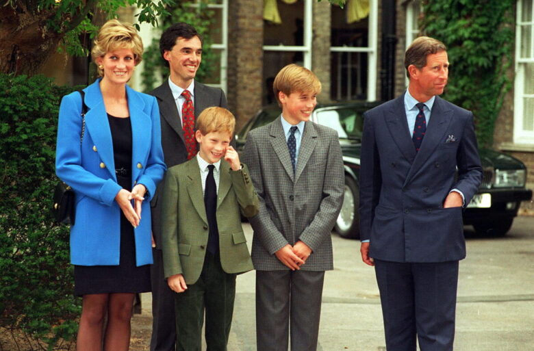 Lady Diana fotografata insieme a Carlo e ai figli William e Harry nel primo giorno di scuola di William all'Eton College.