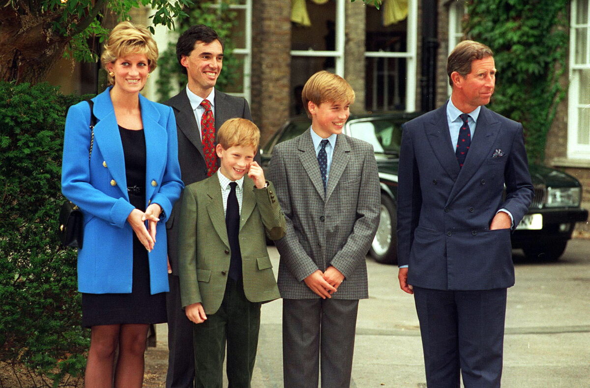 Lady Diana fotografata insieme a Carlo e ai figli William e Harry nel primo giorno di scuola di William all'Eton College.