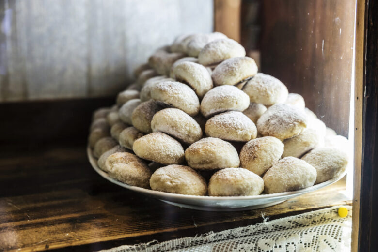 Biscotti di marzapane esposti su un piatto