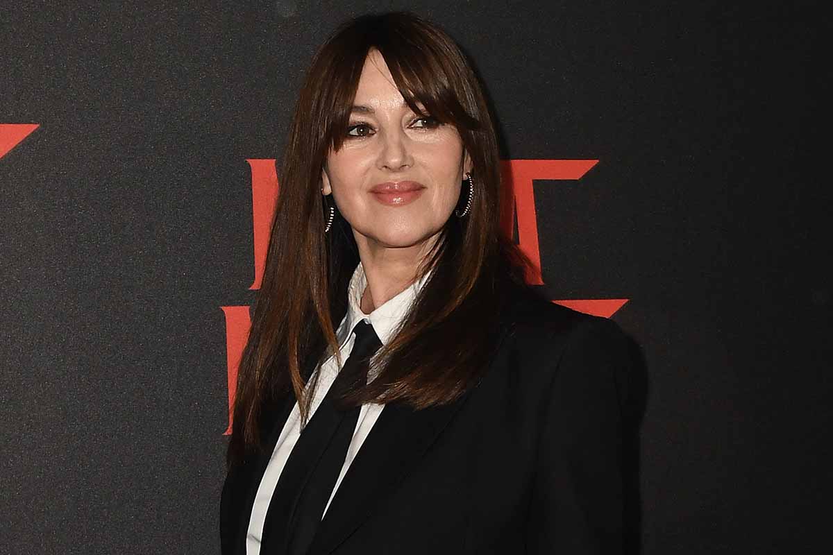 Monica Bellucci chic con la cravatta