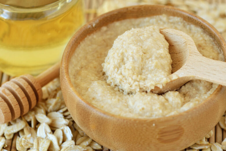 farina d'avena in una ciotola con un cucchiaio di legno