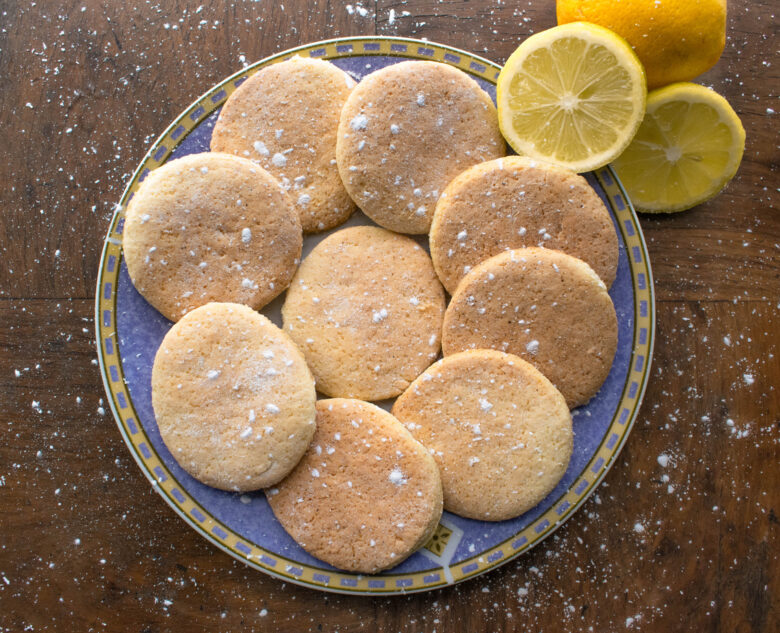 Piatto pieno di biscotti al limone