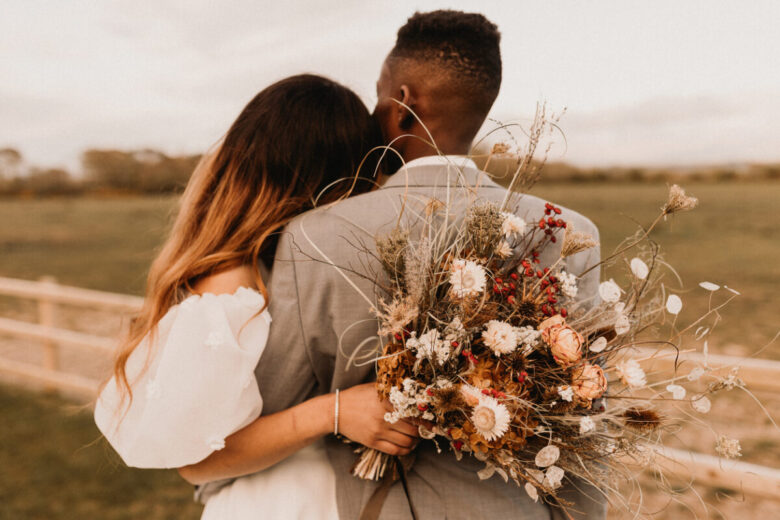 Sposi fotografati di spalle e lei tiene il bouquet
