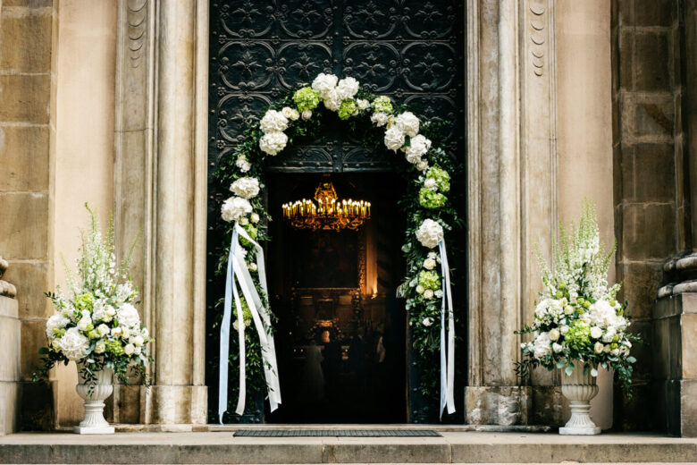Chiesa addobbata con i fiori per un matrimonio