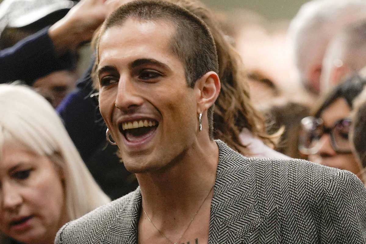 Il colpo di testa di Damiano dei Maneskin: ora è rosso fuoco