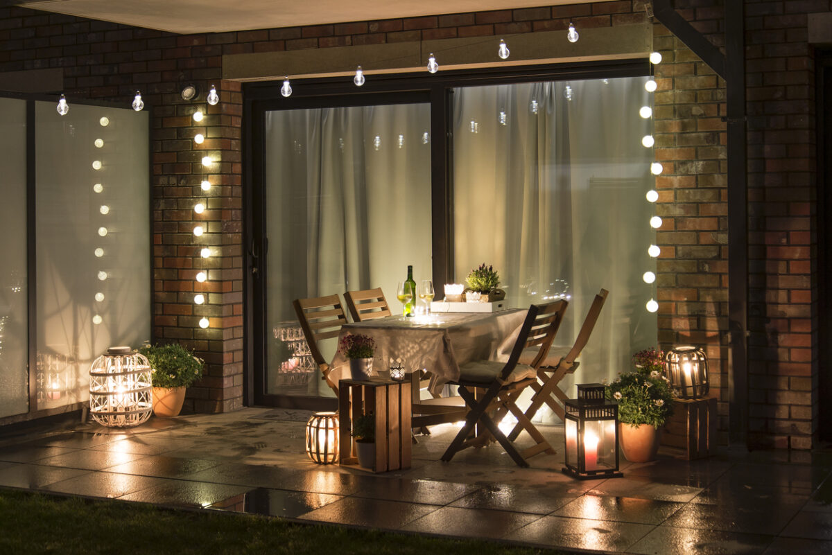 Giardino di sera illuminato